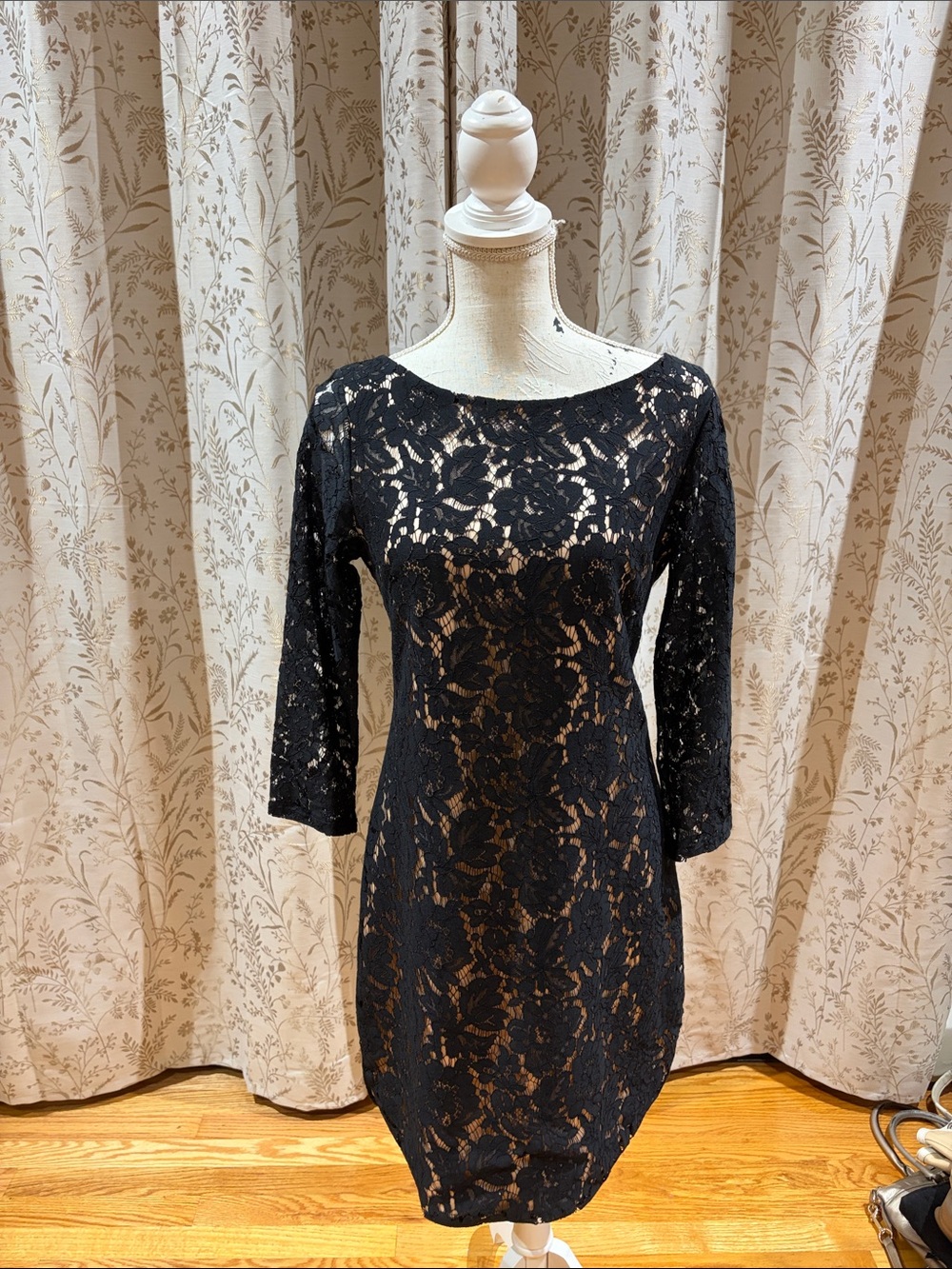 Vince Compton Black Lace Sheath Dress - Elegant Women's Cocktail Dress - size 6